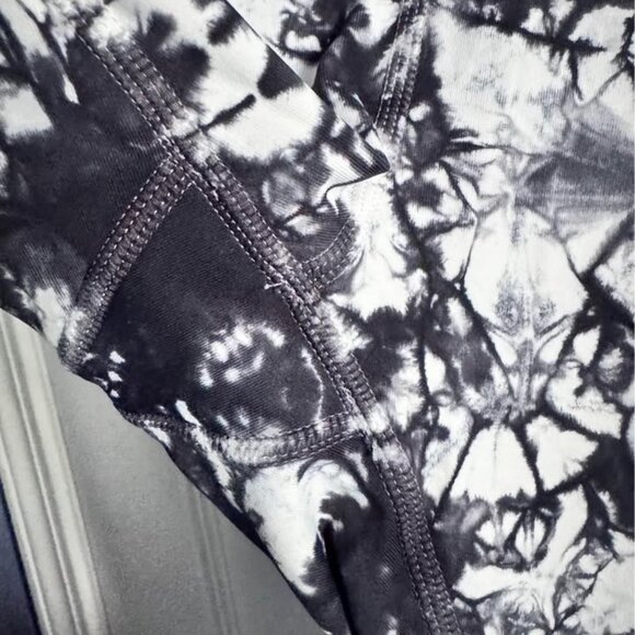 Lululemon leggins size 4 - Picture 2 of 5